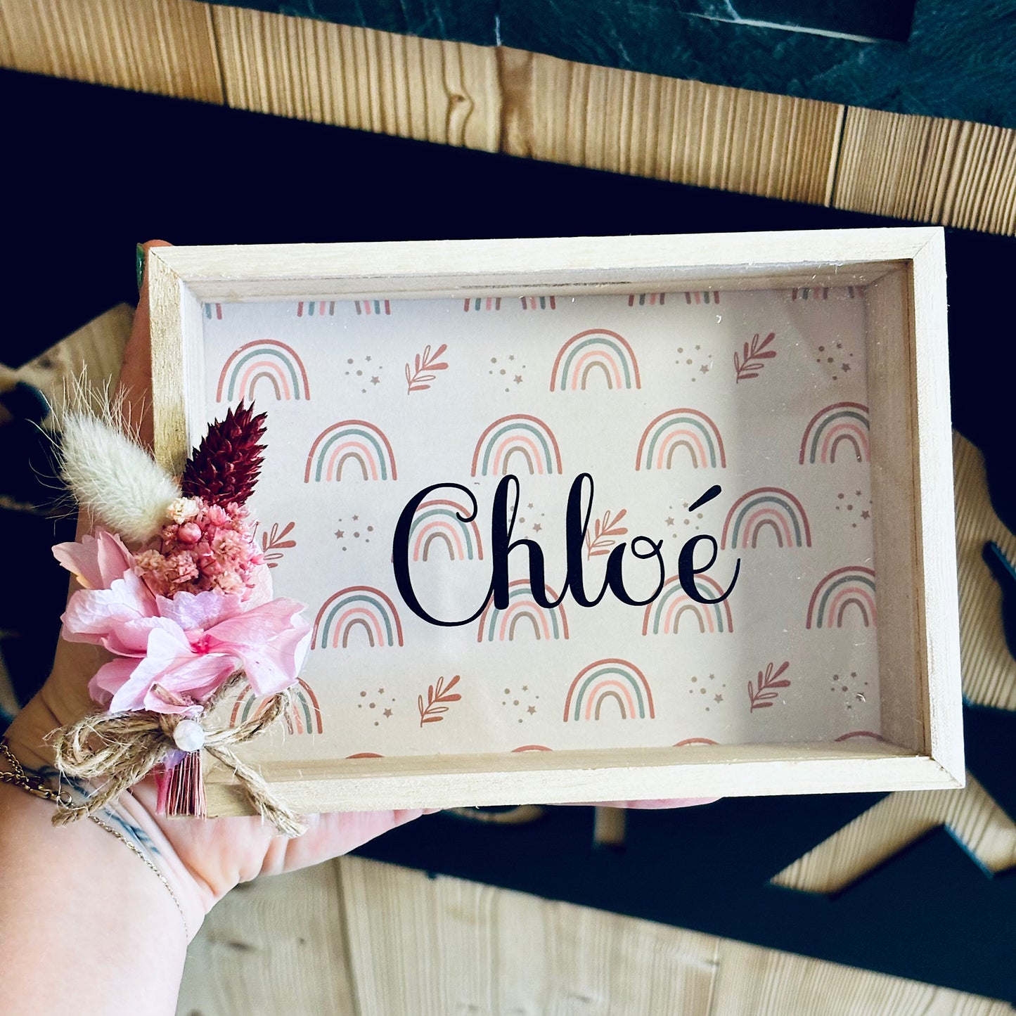 Tirelire en bois naturel personnalisé avec fleurs séchées