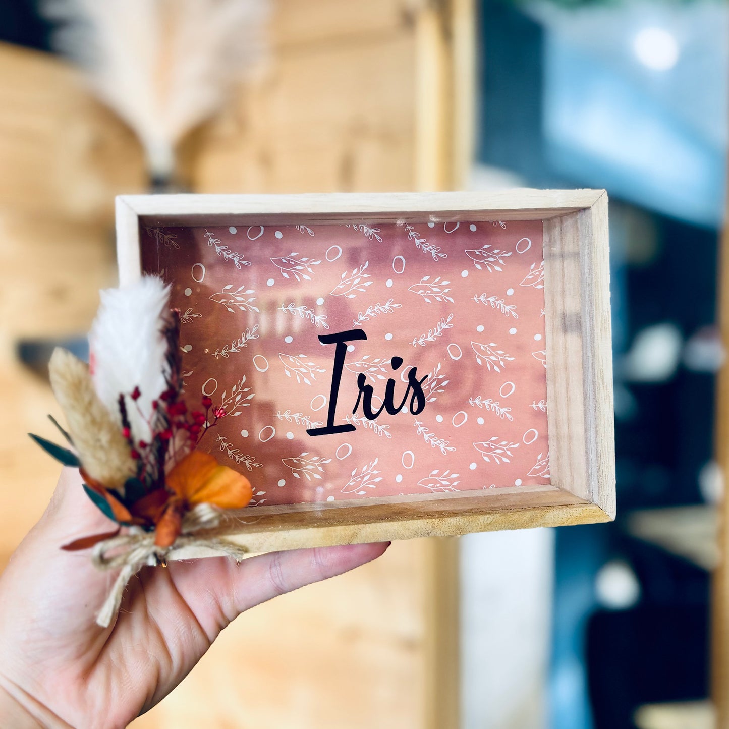 Tirelire en bois naturel personnalisé avec fleurs séchées