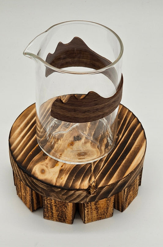 Carafe ornée de bois