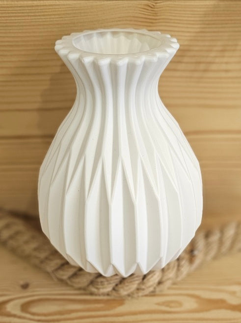 Vase sculpté en plastique blanc