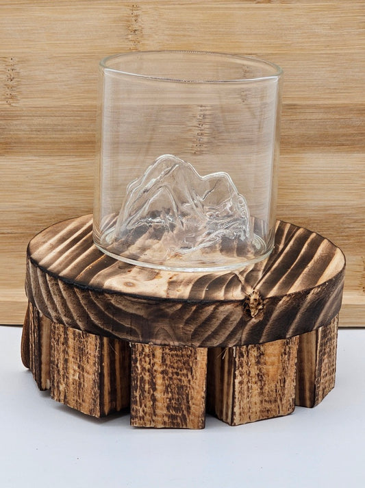 Verre de table avec montagne en relief